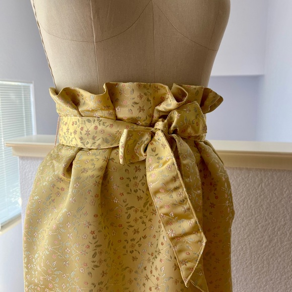Brocade paper-bag waisted skirt with fabric belt - Picture 5 of 7